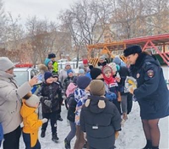 Учим малышей безопасности на дороге