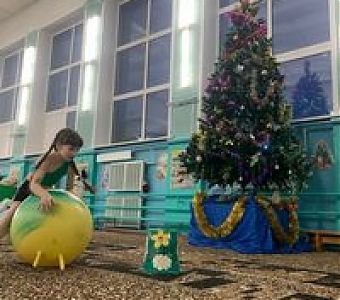 «Новогодние веселые старты»: эстафеты, конкурсы, подарки