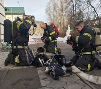 Пожарно-тактические учения: условный пожар в лицее потушен, спасены люди